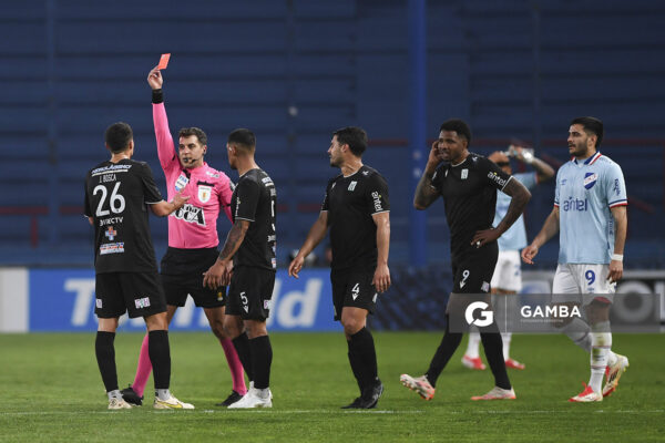 Gustavo Tejera, árbitro central, Torneo Clausura. Estadio Gran Parque Central.