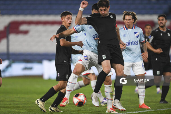 Gastón Bueno, de Racing, Torneo Clausura. Estadio Gran Parque Central.