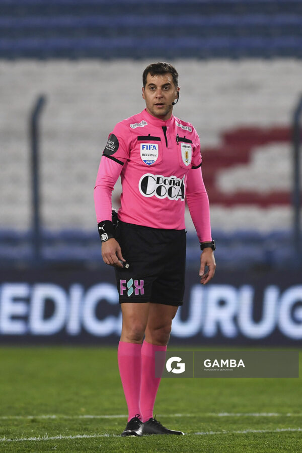 Gustavo Tejera, árbitro central, Torneo Clausura. Estadio Gran Parque Central.