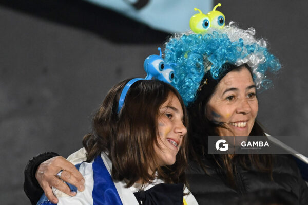 Hinchas de Uruguay. Eliminatorias sudamericanas. Estadio Centenario.