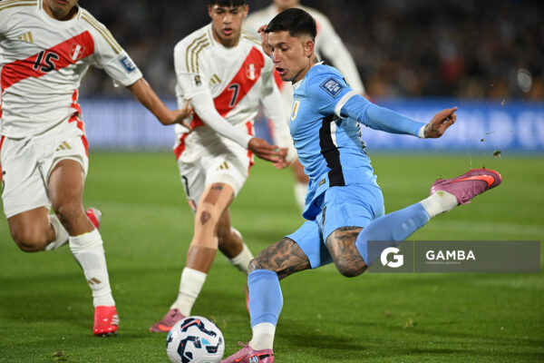 Brian Rodríguez, de Uruguay, Eliminatorias sudamericanas. Estadio Centenario.