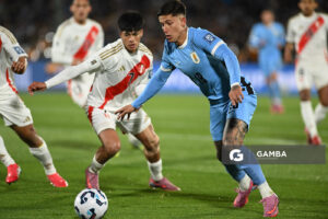 Brian Rodríguez, de Uruguay, Eliminatorias sudamericanas. Estadio Centenario.