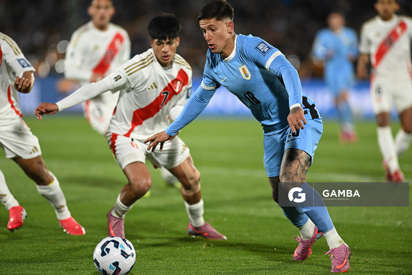 Brian Rodríguez, de Uruguay, Eliminatorias sudamericanas. Estadio Centenario.