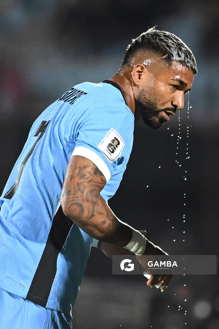 Rodrigo Aguirre, de Uruguay, Eliminatorias sudamericanas. Estadio Centenario.