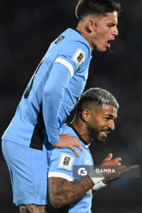 Rodrigo Aguirre, de Uruguay, Eliminatorias sudamericanas. Estadio Centenario.