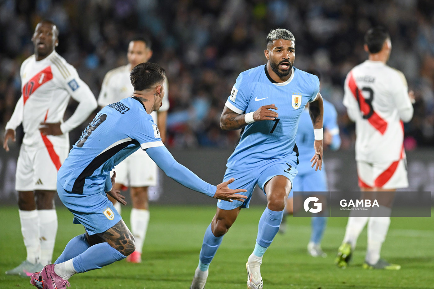 Rodrigo Aguirre, de Uruguay, Eliminatorias sudamericanas. Estadio Centenario.