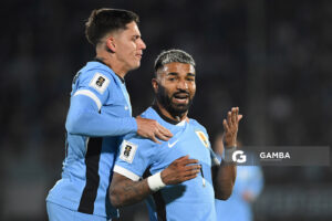 Rodrigo Aguirre, de Uruguay, Eliminatorias sudamericanas. Estadio Centenario.