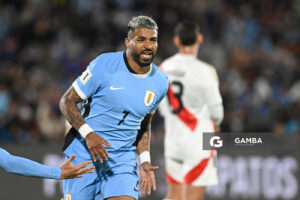 Rodrigo Aguirre, de Uruguay, Eliminatorias sudamericanas. Estadio Centenario.