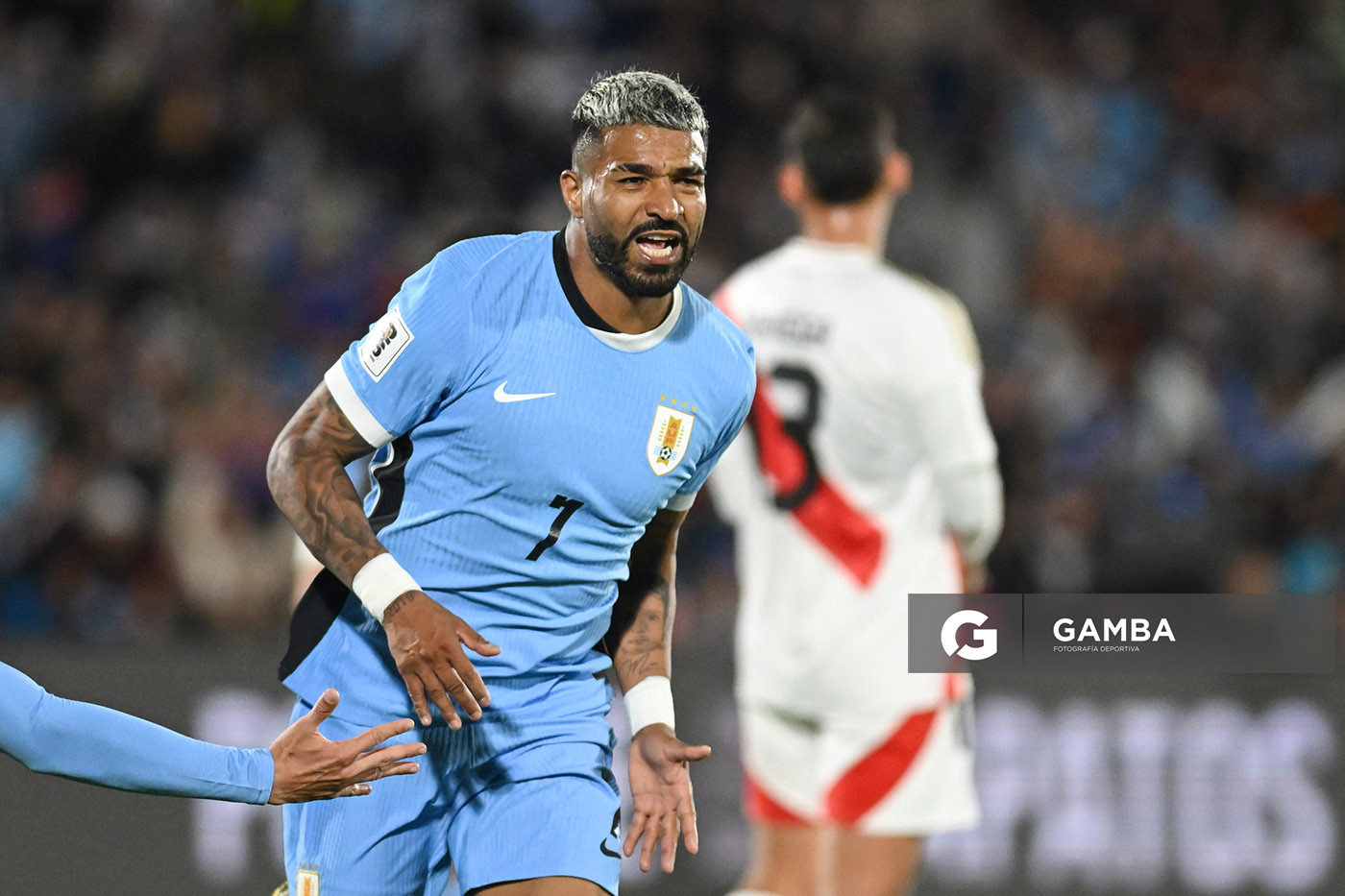 Rodrigo Aguirre, de Uruguay, Eliminatorias sudamericanas. Estadio Centenario.