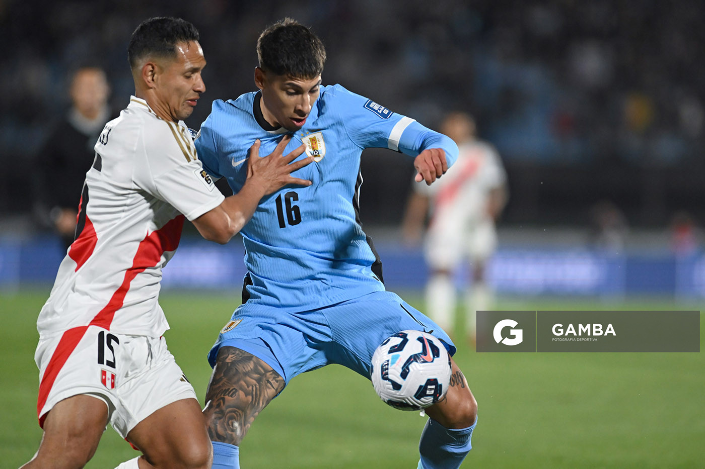 Mathías Olivera, de Uruguay, Eliminatorias sudamericanas. Estadio Centenario.