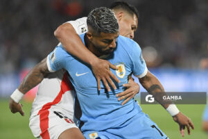 Rodrigo Aguirre, de Uruguay, Eliminatorias sudamericanas. Estadio Centenario.