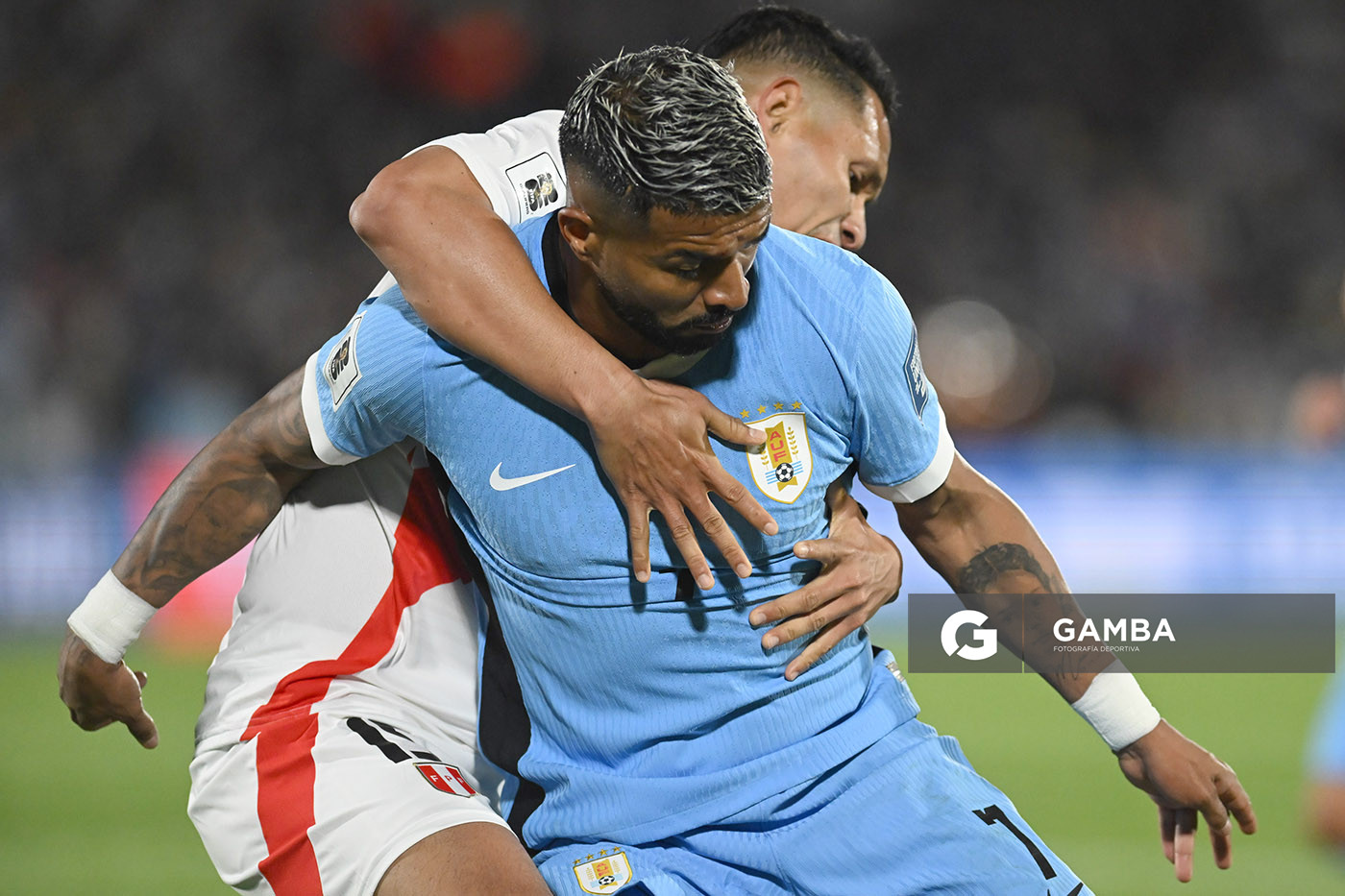 Rodrigo Aguirre, de Uruguay, Eliminatorias sudamericanas. Estadio Centenario.