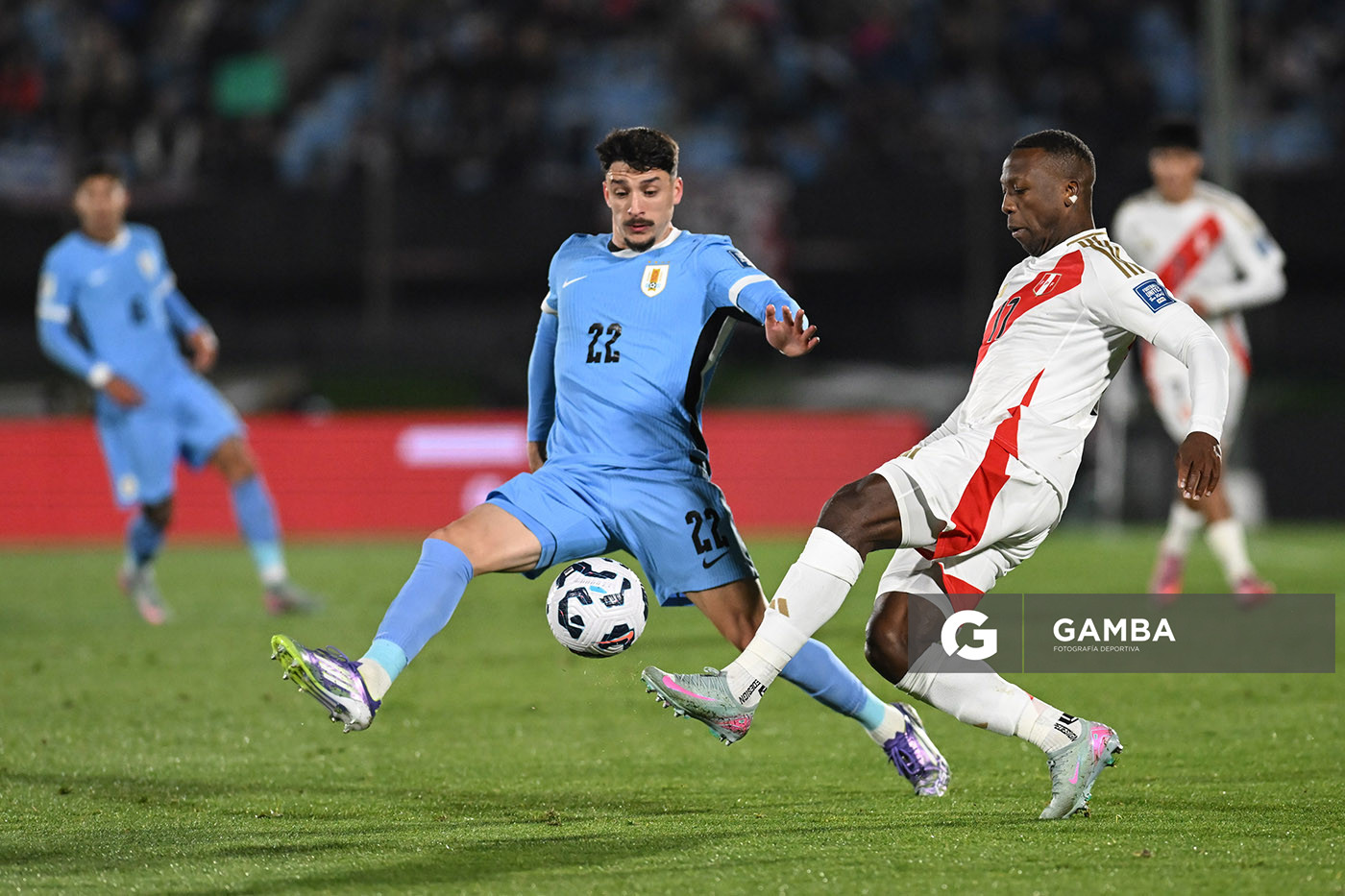 Luis Advíncula, de Perú, Eliminatorias sudamericanas. Estadio Centenario.