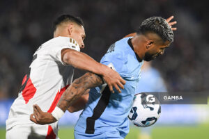 Rodrigo Aguirre, de Uruguay, Eliminatorias sudamericanas. Estadio Centenario.