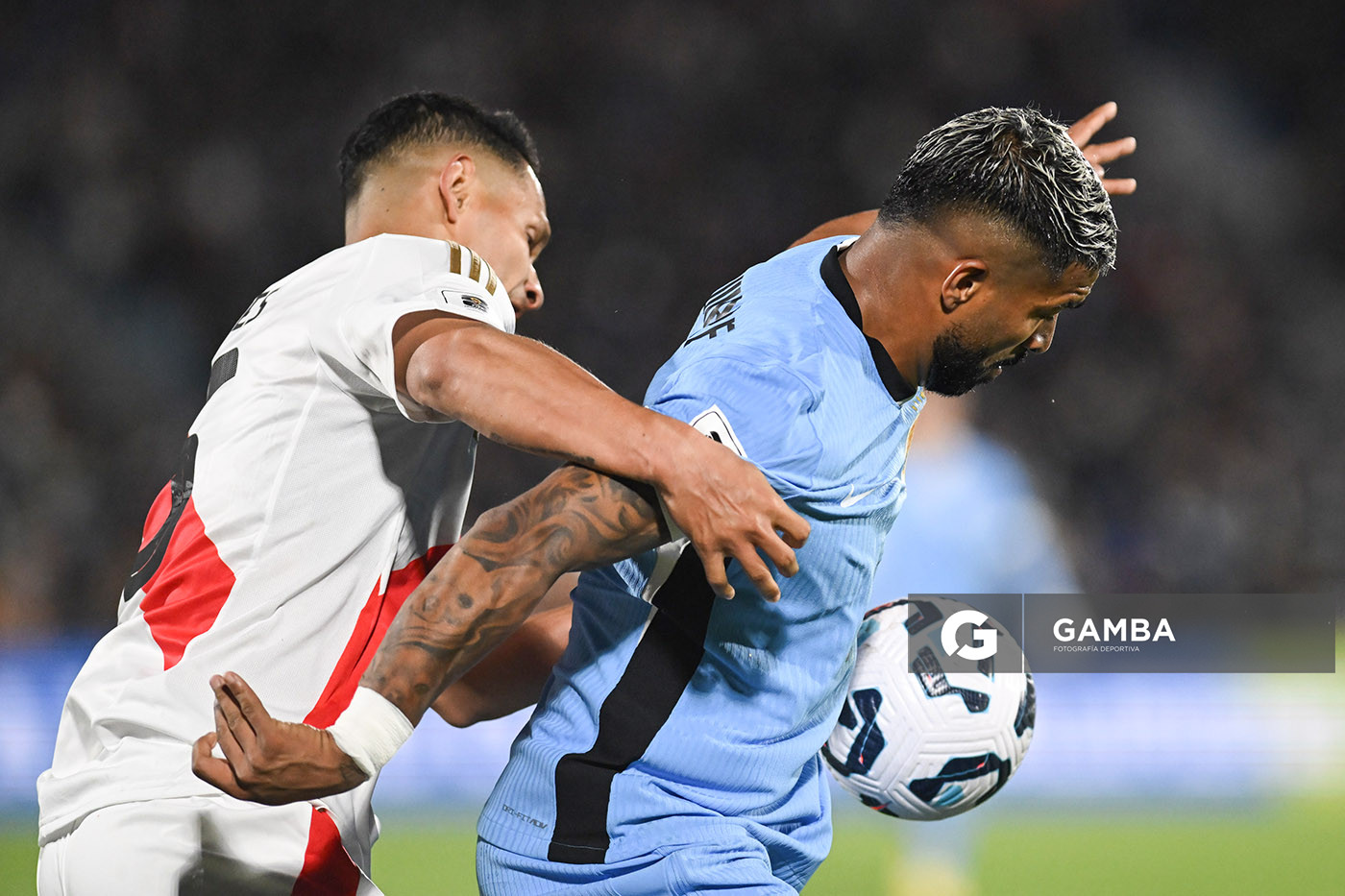 Rodrigo Aguirre, de Uruguay, Eliminatorias sudamericanas. Estadio Centenario.