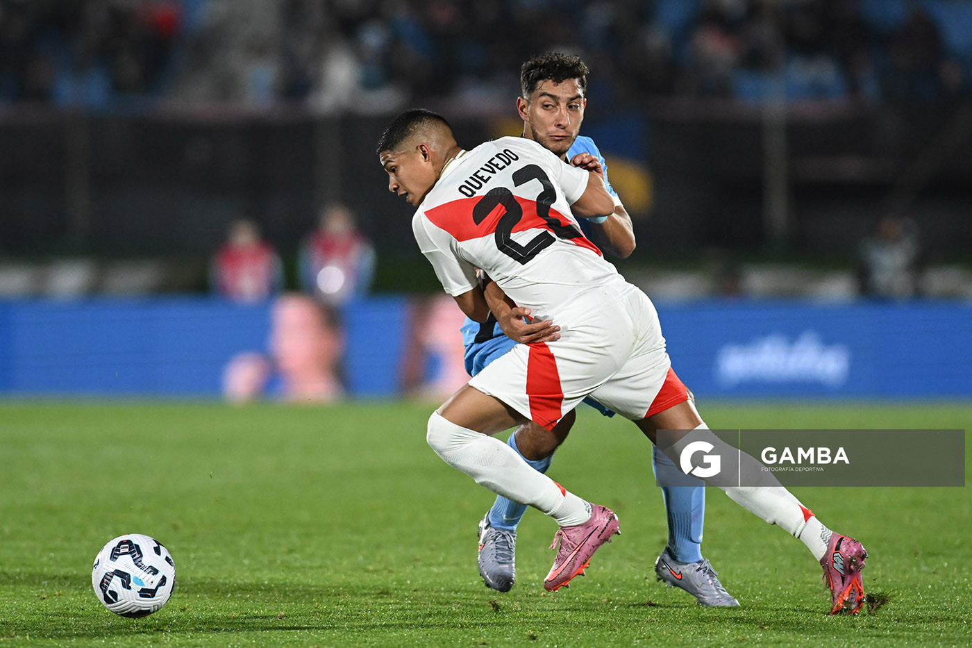 Kevin Quevedo, de Perú, Eliminatorias sudamericanas. Estadio Centenario.