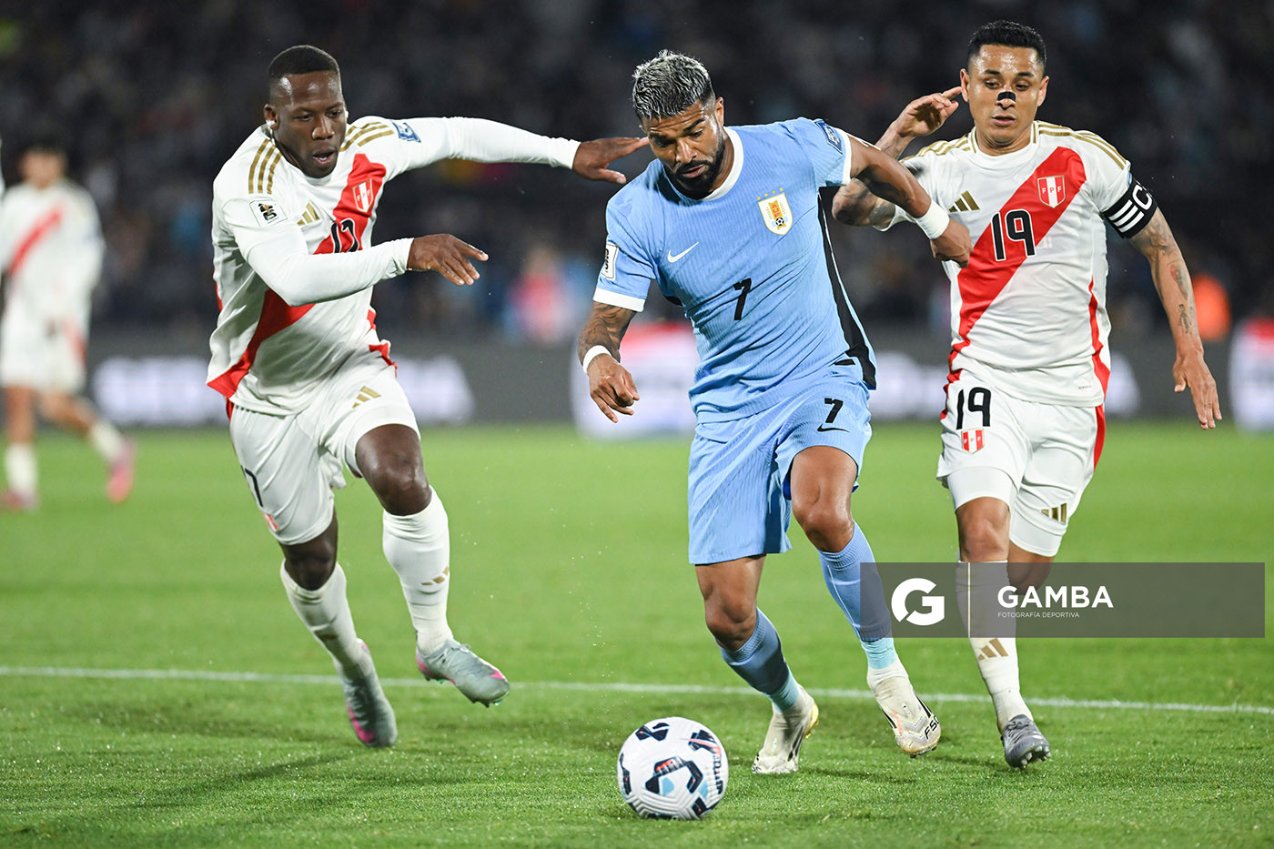Rodrigo Aguirre, de Uruguay, Eliminatorias sudamericanas. Estadio Centenario.