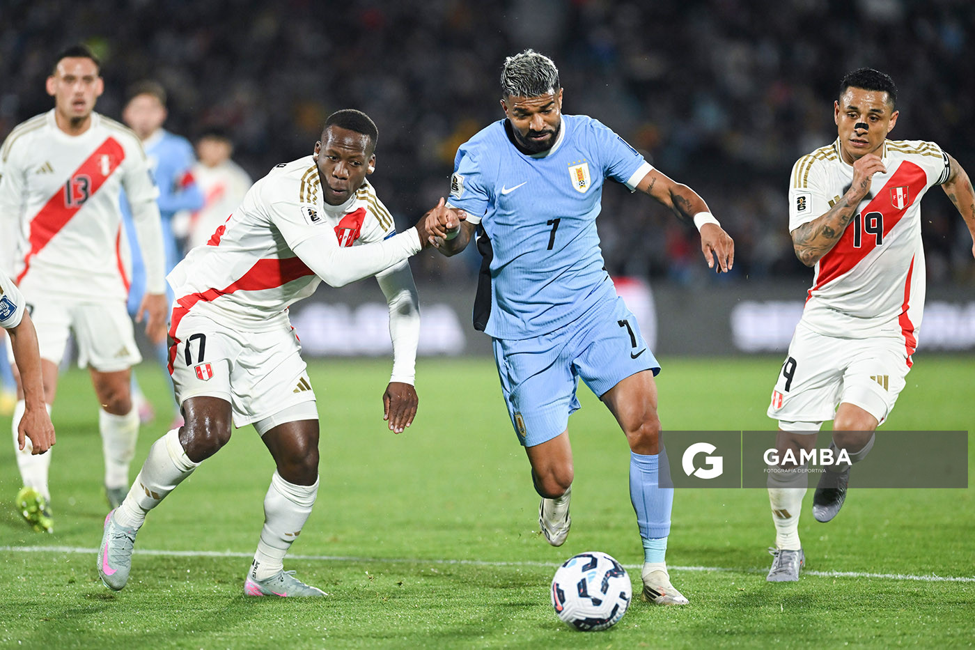 Rodrigo Aguirre, de Uruguay, Eliminatorias sudamericanas. Estadio Centenario.