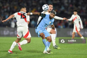 Rodrigo Aguirre, de Uruguay, Eliminatorias sudamericanas. Estadio Centenario.