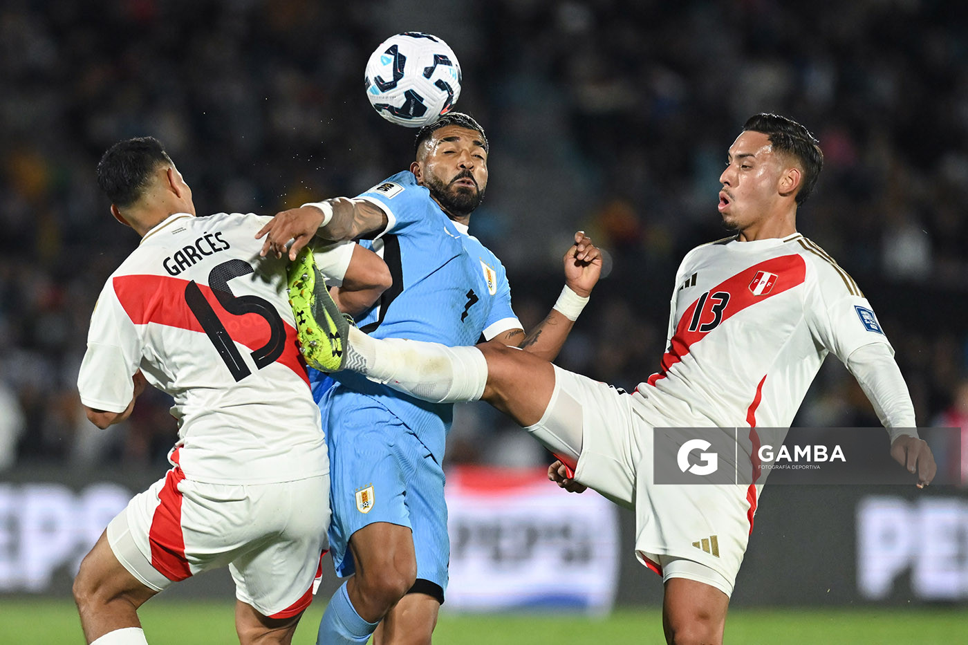Rodrigo Aguirre, de Uruguay, Eliminatorias sudamericanas. Estadio Centenario.