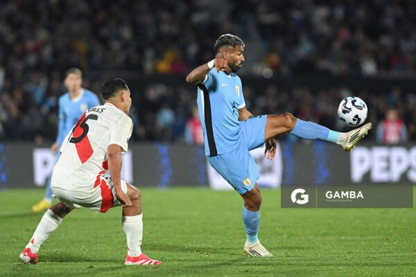 Rodrigo Aguirre, de Uruguay, Eliminatorias sudamericanas. Estadio Centenario.