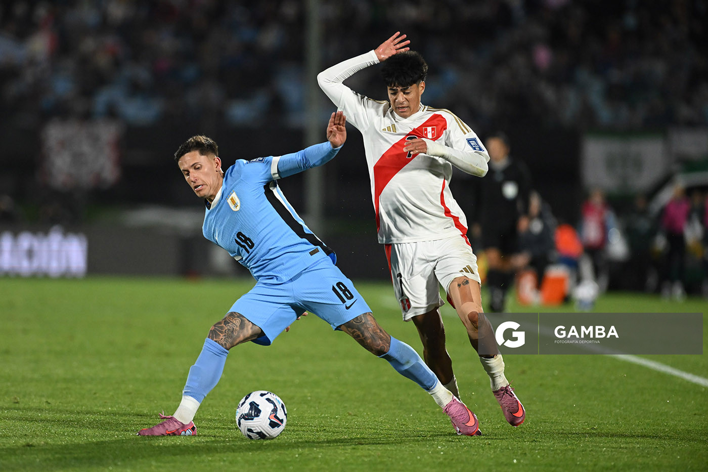 Brian Rodríguez, de Uruguay, Eliminatorias sudamericanas. Estadio Centenario.