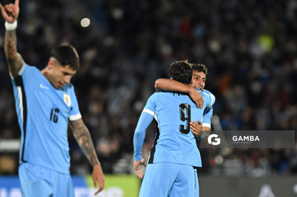 Federico Viñas y Sebastián Cáceres, de Uruguay. Eliminatorias sudamericanas. Estadio Centenario.