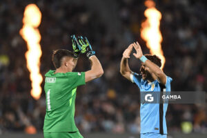 Sergio Rochet y Sebastián Cáceres, de Uruguay. Eliminatorias sudamericanas. Estadio Centenario.