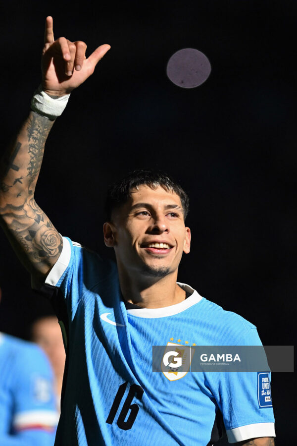 Mathías Olivera, de Uruguay, Eliminatorias sudamericanas. Estadio Centenario.