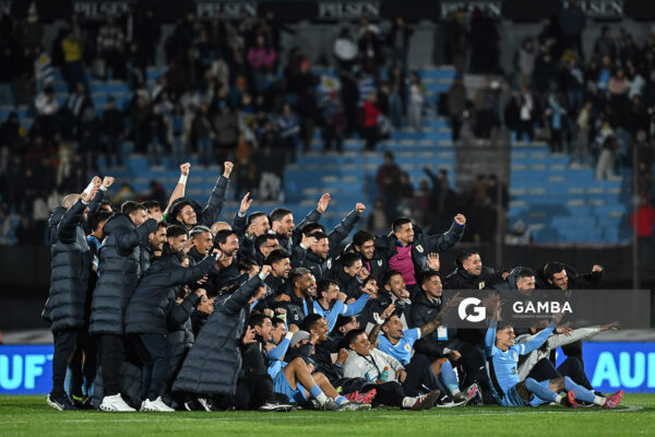 Jugadores de Uruguay tras clasificar al Mundial de Fútbol 2026. Eliminatorias sudamericanas. Estadio Centenario.
