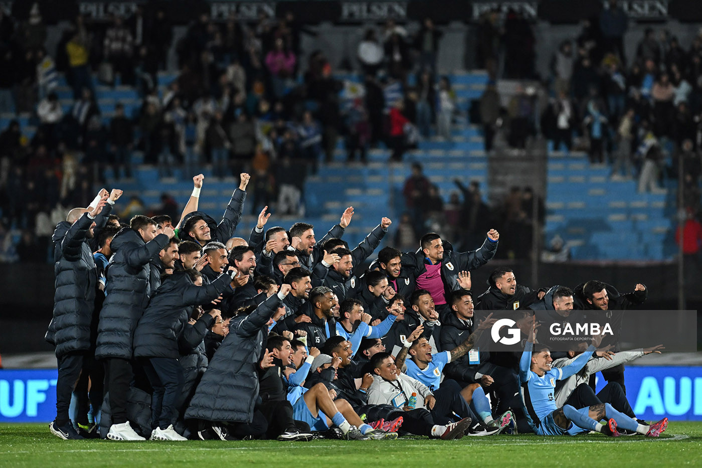 Jugadores de Uruguay tras clasificar al Mundial de Fútbol 2026. Eliminatorias sudamericanas. Estadio Centenario.