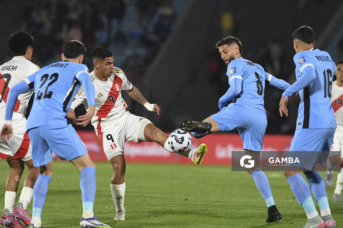 Luis Ramos, de Perú. Rodrigo Bentancur, de Uruguay. Eliminatorias sudamericanas. Estadio Centenario.