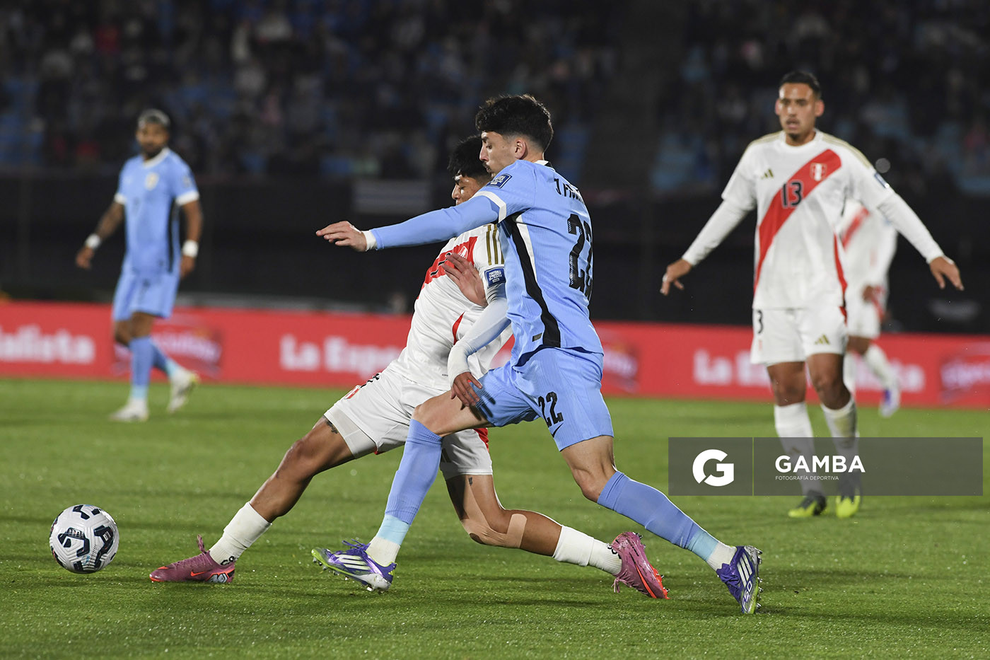 Kenji Cabrera, de Perú, Eliminatorias sudamericanas. Estadio Centenario.