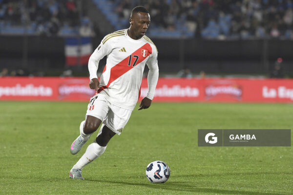 Luis Advíncula, de Perú, Eliminatorias sudamericanas. Estadio Centenario.