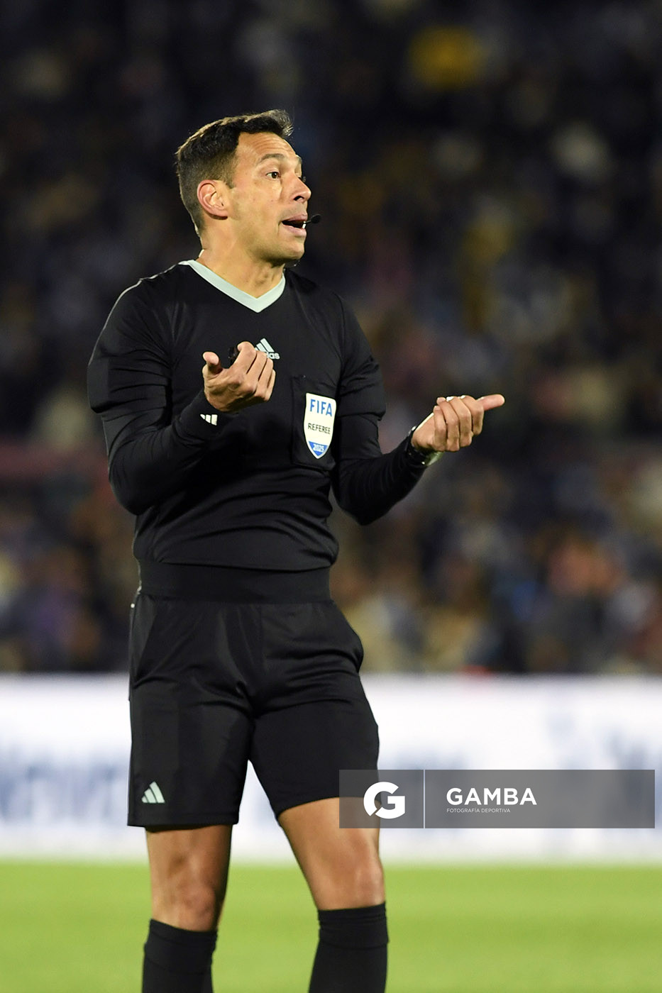 Facundo Tello, árbitro central, Eliminatorias sudamericanas. Estadio Centenario.
