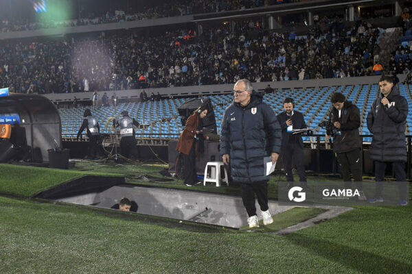 Marcelo Bielsa, director técnico de Uruguay, Eliminatorias sudamericanas. Estadio Centenario.
