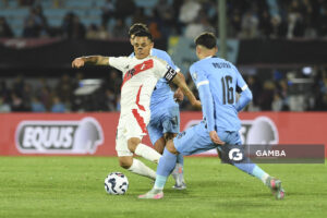 Yoshimar Yotún, de Perú, Eliminatorias sudamericanas. Estadio Centenario.