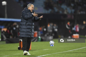 Marcelo Bielsa, director técnico de Uruguay, Eliminatorias sudamericanas. Estadio Centenario.