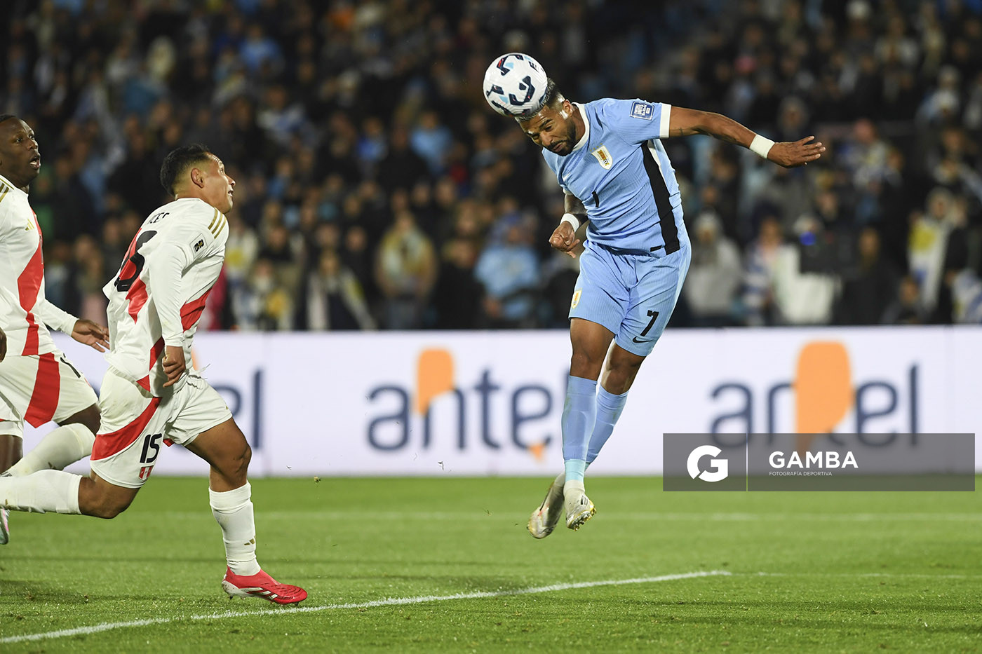 Rodrigo Aguirre, de Uruguay, Eliminatorias sudamericanas. Estadio Centenario.