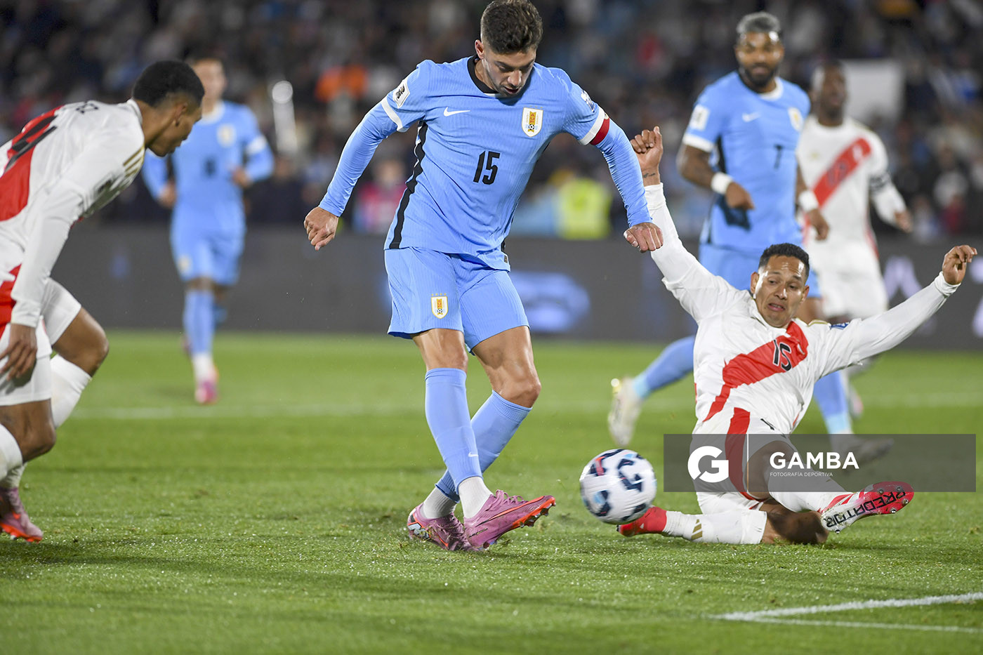 Federico Valverde, de Uruguay, Eliminatorias sudamericanas. Estadio Centenario.