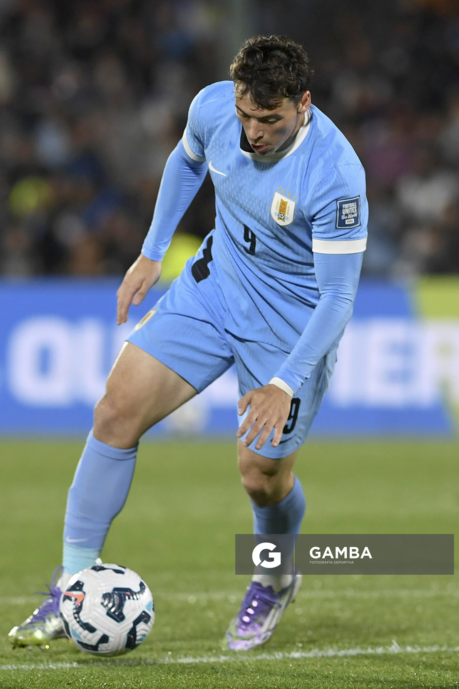 Federico Viñas, de Uruguay, Eliminatorias sudamericanas. Estadio Centenario.