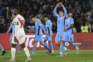 Federico Viñas, de Uruguay, Eliminatorias sudamericanas. Estadio Centenario.