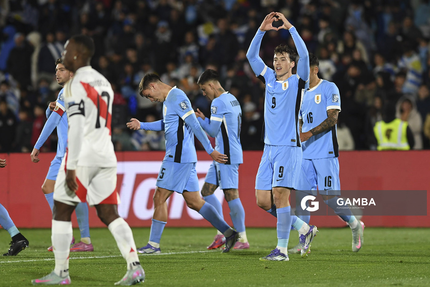 Federico Viñas, de Uruguay, Eliminatorias sudamericanas. Estadio Centenario.