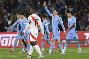 Federico Viñas, de Uruguay, Eliminatorias sudamericanas. Estadio Centenario.