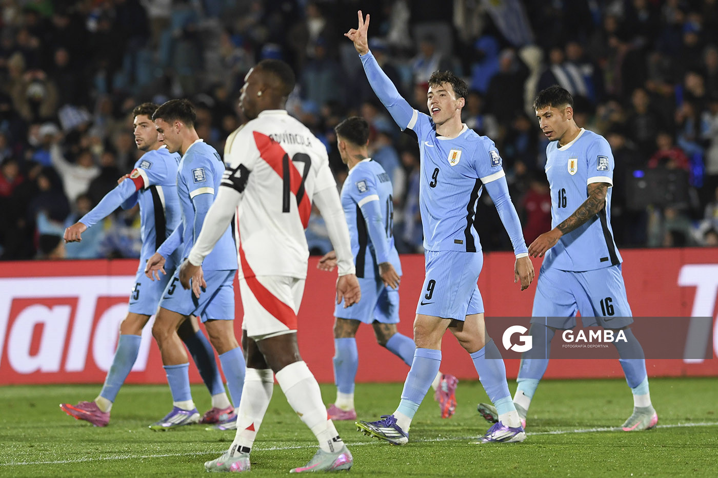 Federico Viñas, de Uruguay, Eliminatorias sudamericanas. Estadio Centenario.