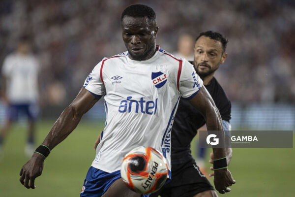 Christian Ébere, de Nacional, Torneo Clausura. Estadio Gran Parque Central.