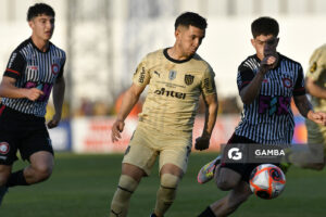 Leonardo Fernández, de Peñarol. Óscar Díaz, de Miramar Misiones. Torneo Clausura. Estadio Silvestre Octavio Landoni.