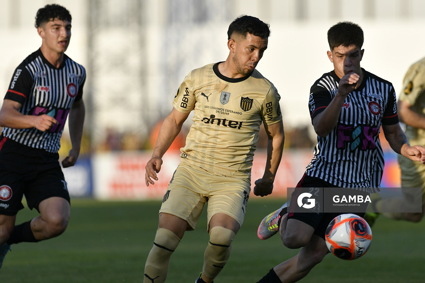 Leonardo Fernández, de Peñarol. Óscar Díaz, de Miramar Misiones. Torneo Clausura. Estadio Silvestre Octavio Landoni.