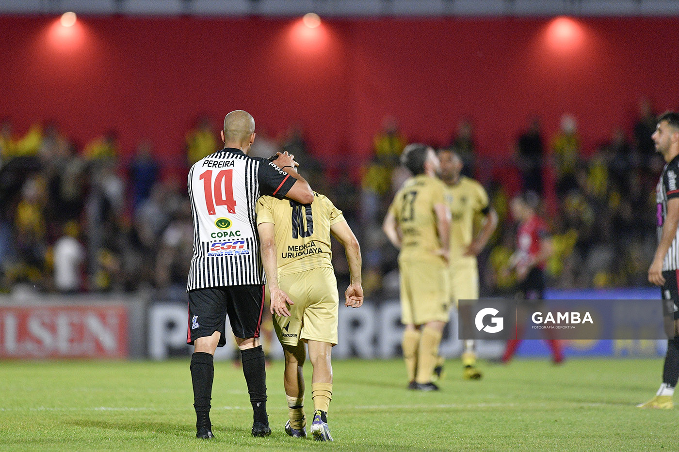 Guzmán Pereira, de Miramar Misiones. Leonardo Fernández, de Peñarol. Torneo Clausura. Estadio Silvestre Octavio Landoni.
