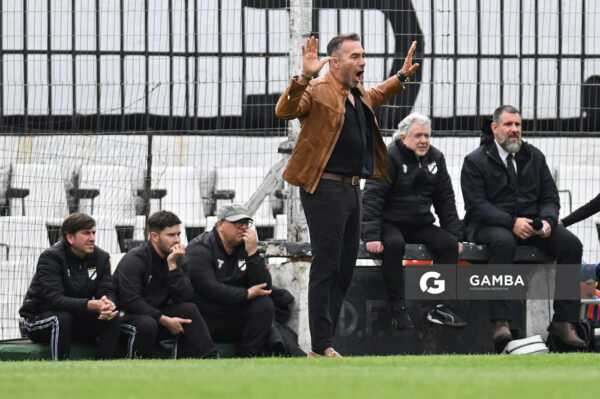Gustavo Matosas, director técnico de Danubio, Torneo Clausura. Estadio María Mincheff de Lazaroff.